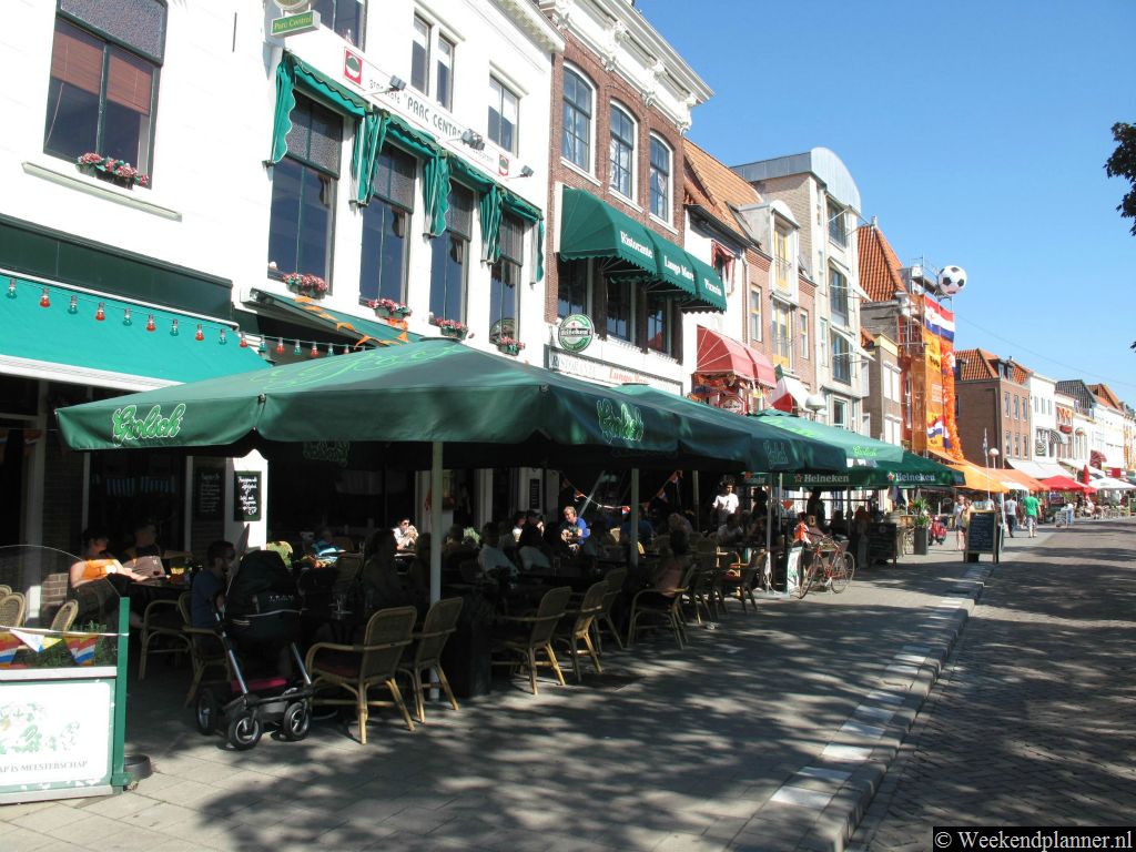 Dit zijn enkele cafés en restaurants op het plein Bellamypark. Op Bellamypark  vinden vaak de grote evenementen in Vlissingen plaats. Tips: Een weekend in Vlissingen.
